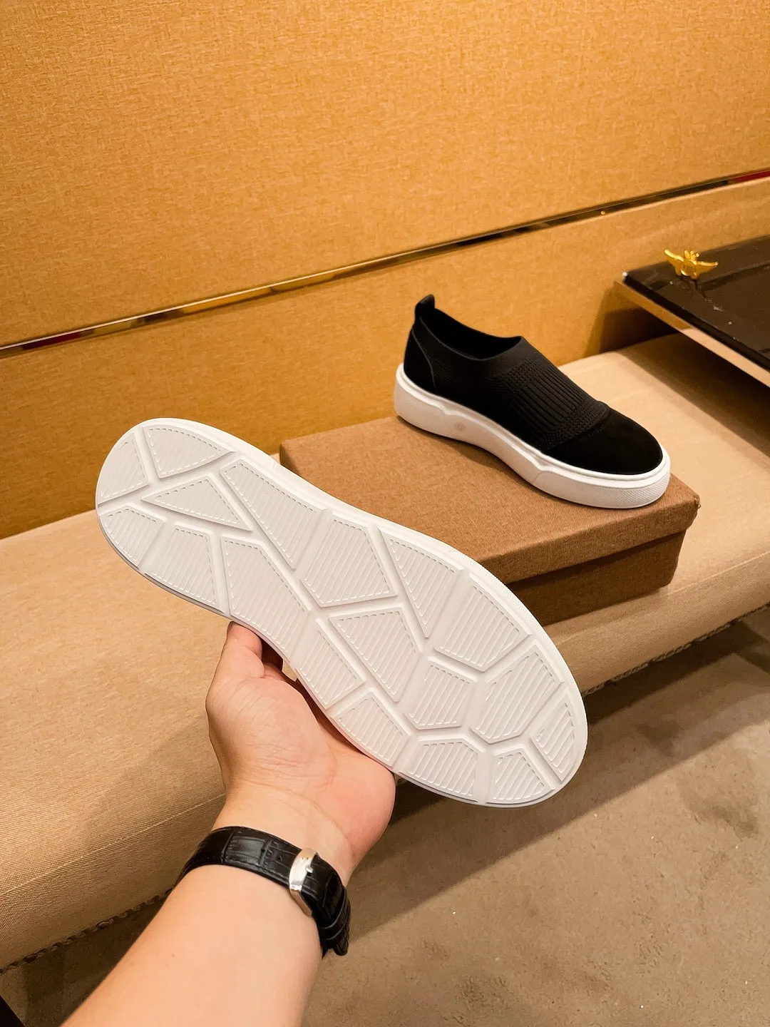 Men's shoes💰 400💰🔥【Dior】🔥Men's high-end brand of shoes official website 1:1 latest masterpiece: the upper is made of Italian imported first-layer cowhide with a comfortable and breathable lining➕original non-slip and wear-resistant outsole🔥, making walking more convenient and comfortable! An exclusive new model, a stunning work, a beautiful 1:1 replica [color] compared to the official quality! Create a fashionable personality to set off your uniqueness! A must-have for trendy men! Classic 🔥Size: 38-44 Color: 🔥 3⃣️colors available🔥